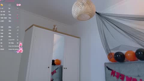 Snapshot of ada_di chatting on 10.31.25 Akia online show from 10.31.25