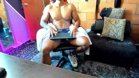 Snapshot of adam_valencia chatting on 03.08.25 Adam Valencia online show from 03.08.25