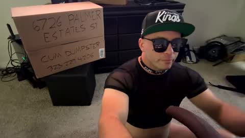 Snapshot of adambogle33 chatting on 10.05.25 Parabottomboi online show from 10.05.25