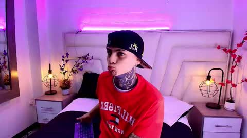 Snapshot of adamswalkerr_ chatting on 02.11.26 AdamsWalkerr online show from 02.11.26