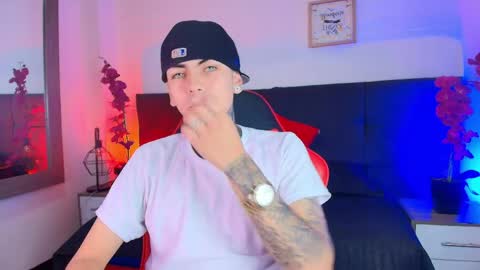 AdamsWalkerr  online show from 04.08.26