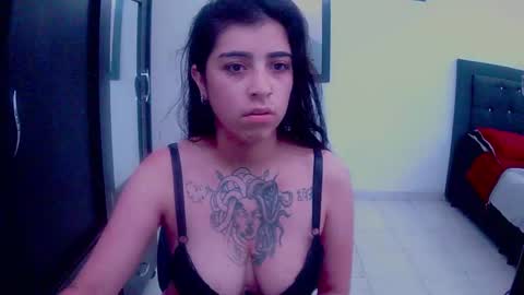 Snapshot of adri_gomez1 chatting on 10.13.25     online show from 10.13.25