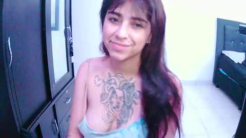 Snapshot of adri_gomez1 chatting on 10.18.25     online show from 10.18.25