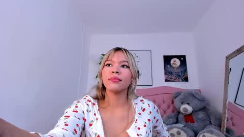 Snapshot of adria_ross chatting on 02.19.25 Adriana online show from 02.19.25