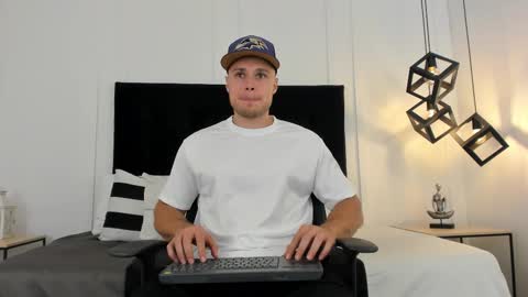 Adrein Roche online show from 02.11.25