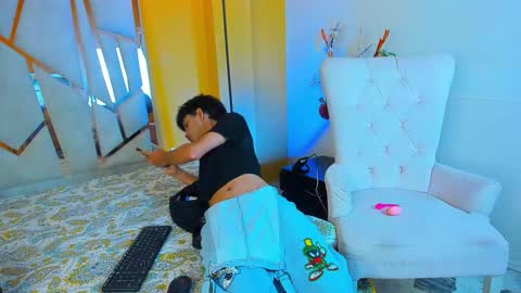 Snapshot of adrien_twink chatting on 10.25.25 Arien online show from 10.25.25
