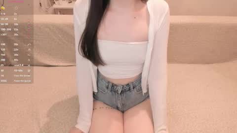 Snapshot of aeri_love chatting on 10.19.25 Emi online show from 10.19.25