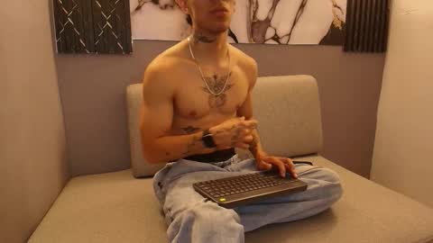 Snapshot of aethon_noir chatting on 11.08.25 AETHON online show from 11.08.25