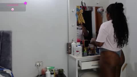 independent model online show from 10.14.25