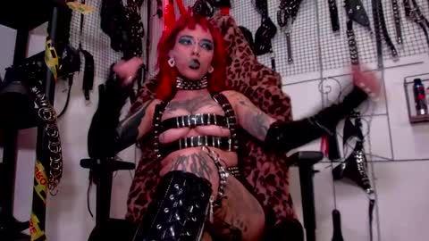 Snapshot of agathamoonn chatting on 12.21.24 Agatha Fox online show from 12.21.24