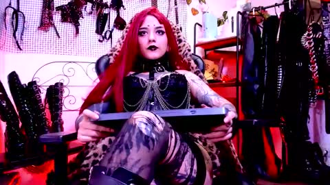 Snapshot of agathamoonn chatting on 11.04.25 Agatha Fox online show from 11.04.25