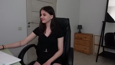 Agelina Lilly Laura online show from 01.05.25