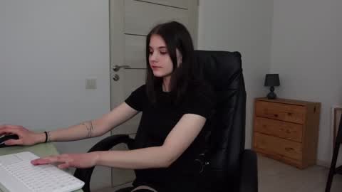 Agelina Lilly Laura online show from 01.05.25