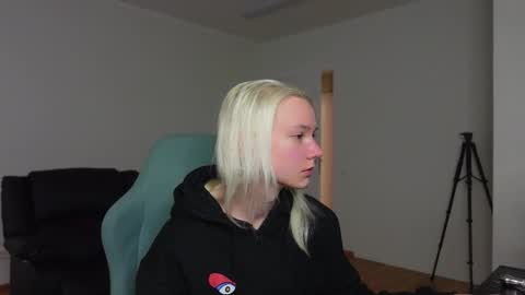 Snapshot of agelina_summer chatting on 04.04.26 Agelina Lilly Laura online show from 04.04.26