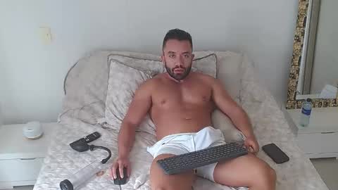 Snapshot of agustinsr chatting on 10.22.25 agustinsr online show from 10.22.25