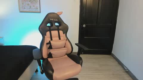 Snapshot of ah_mara chatting on 09.19.25 Ahmara  online show from 09.19.25