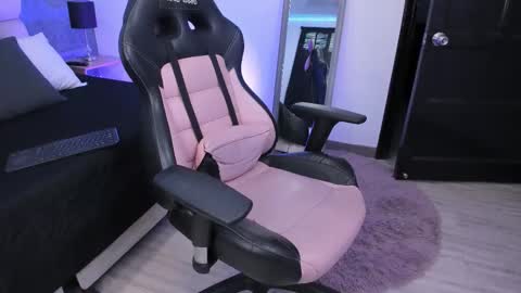 Snapshot of ah_mara chatting on 10.24.25 Ahmara  online show from 10.24.25