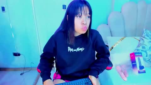 Snapshot of aikolee_ chatting on 03.08.25 AikoLee online show from 03.08.25