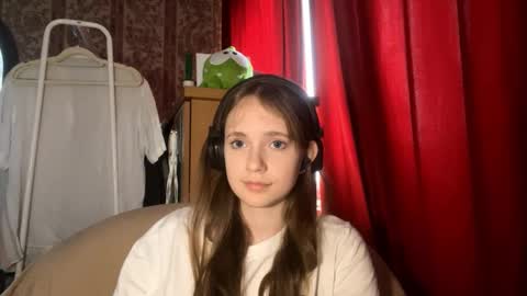 Snapshot of aileenamara chatting on 10.03.25 Kira online show from 10.03.25