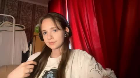 Snapshot of aileenamara chatting on 10.05.25 Kira online show from 10.05.25