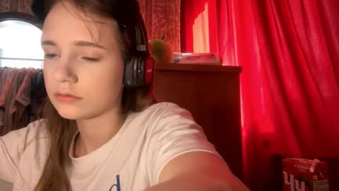 Snapshot of aileenamara chatting on 10.12.25 Kira online show from 10.12.25