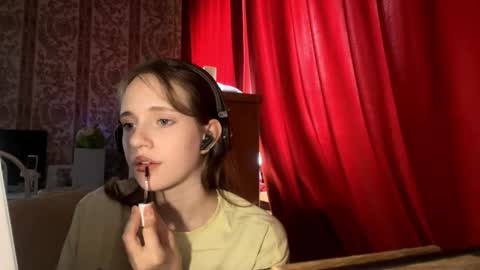Snapshot of aileenamara chatting on 10.16.25 Kira online show from 10.16.25