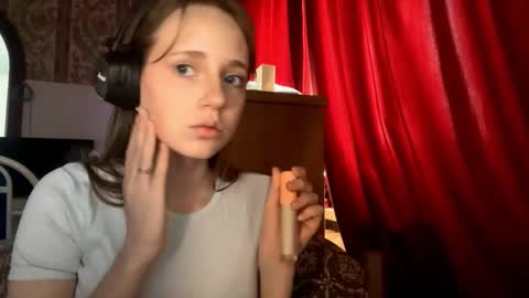 Snapshot of aileenamara chatting on 10.18.25 Kira online show from 10.18.25