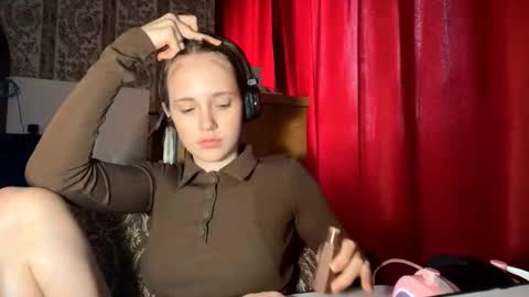 Snapshot of aileenamara chatting on 10.25.25 Kira online show from 10.25.25