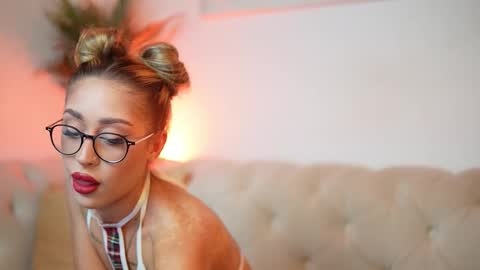 Snapshot of aileenaxa chatting on 10.05.25  Aileen  online show from 10.05.25