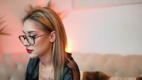 Snapshot of aileenaxa chatting on 10.19.25  Aileen  online show from 10.19.25