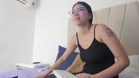 Snapshot of ainoa_pink chatting on 10.11.25 Ainoa  online show from 10.11.25