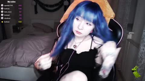 akirahartyx online show from 12.18.24