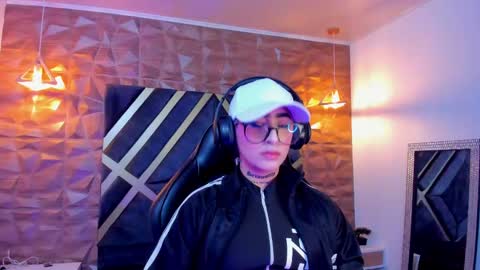 Snapshot of alahia_dangelo_ chatting on 10.03.25 ALAHIA online show from 10.03.25