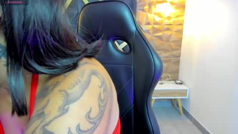 Snapshot of alahia_dangelo_ chatting on 10.04.25 ALAHIA online show from 10.04.25