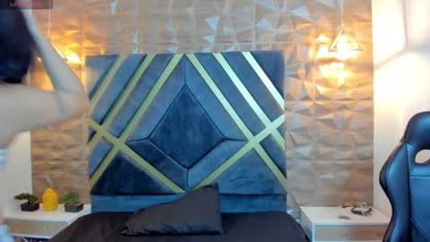 Snapshot of alahia_dangelo_ chatting on 10.10.25 ALAHIA online show from 10.10.25