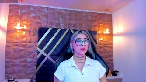 Snapshot of alahia_dangelo_ chatting on 10.11.25 ALAHIA online show from 10.11.25