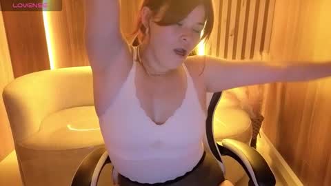 Snapshot of alana_tx_ chatting on 10.23.25 Online 2200 to 600 online show from 10.23.25