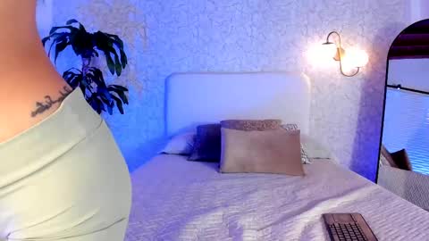 Snapshot of alannarouge chatting on 10.01.25 alannarouge online show from 10.01.25