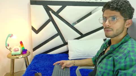 Snapshot of alanvilla_lobo chatting on 10.24.25 alanvilla_lobo online show from 10.24.25