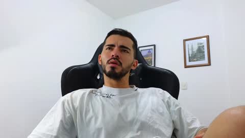 Snapshot of alejandroo_7 chatting on 12.25.24 alejandroo_7 online show from 12.25.24
