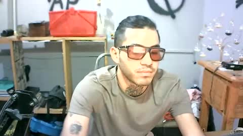 Snapshot of alejandropppzz chatting on 01.18.25 alejandropppzz online show from 01.18.25