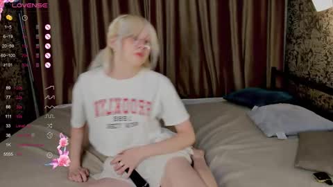 Snapshot of alettaeve chatting on 09.22.25 Lola online show from 09.22.25