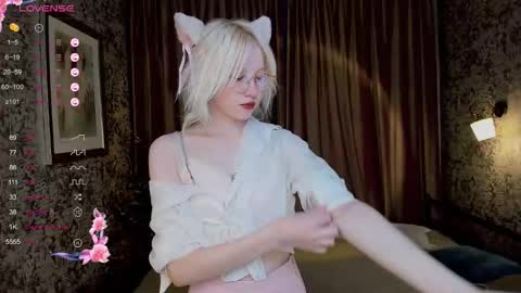 Snapshot of alettaeve chatting on 10.08.25 Lola online show from 10.08.25