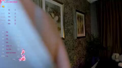 Snapshot of alettaeve chatting on 10.15.25 Lola online show from 10.15.25