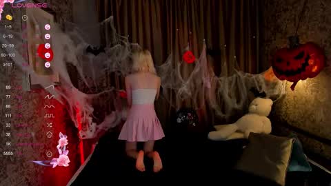 Snapshot of alettaeve chatting on 10.22.25 Lola online show from 10.22.25