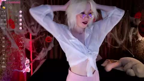 Snapshot of alettaeve chatting on 10.25.25 Lola online show from 10.25.25