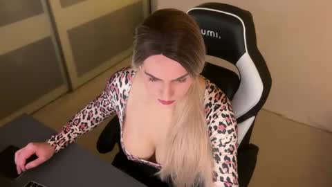 Snapshot of alevsandra87 chatting on 12.27.24 Leyla Leg online show from 12.27.24