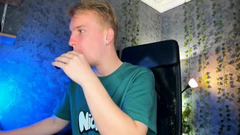 Snapshot of alex__sweet chatting on 10.03.25 your Alex online show from 10.03.25