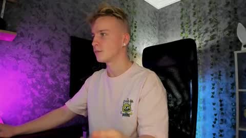 Snapshot of alex__sweet chatting on 10.24.25 your Alex online show from 10.24.25