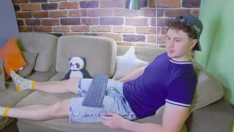 Snapshot of alex_onelove chatting on 06.14.26 Alex online show from 06.14.26